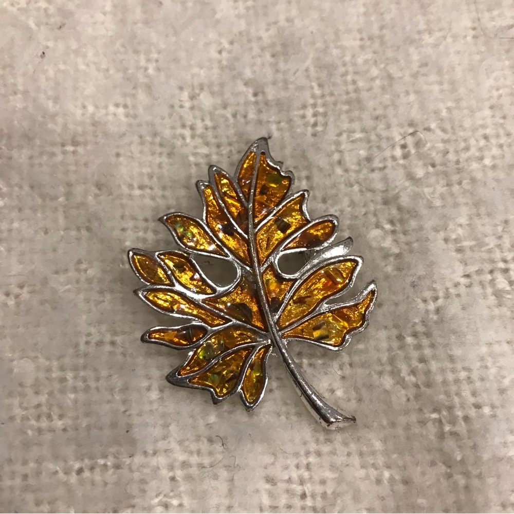 Fall leaf brooch